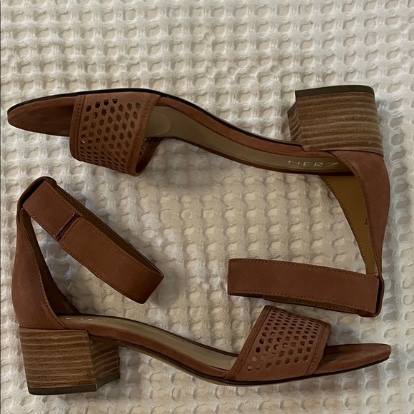 NWOT - Naturalizer Faith Sandal - Saddle Tan Nubuck - Picture 6 of 9